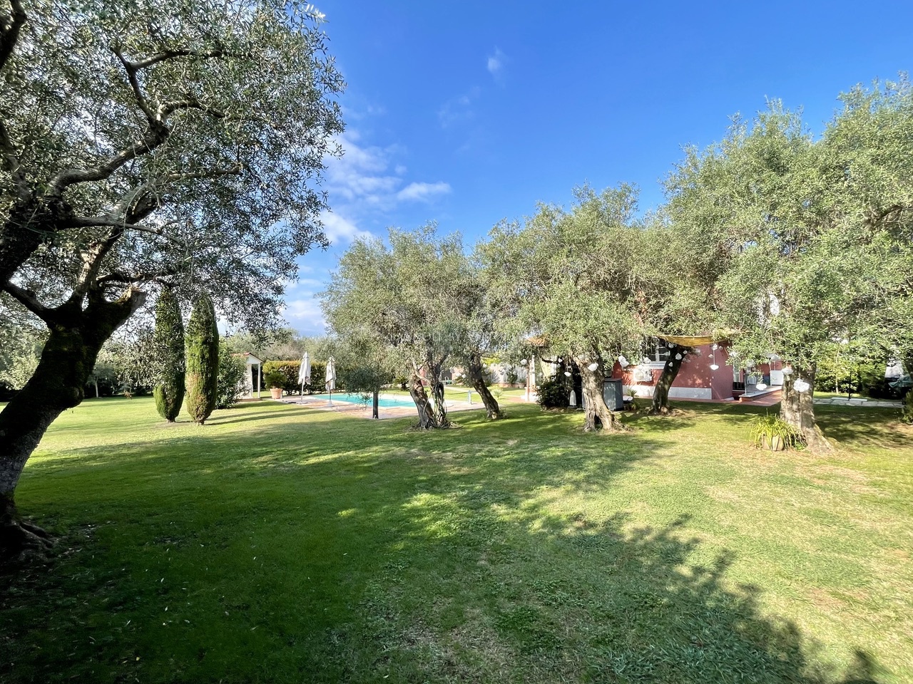 Villa con giardino a Seravezza