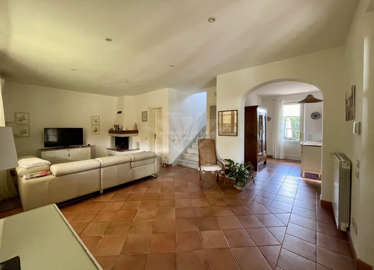 Villa con giardino a Seravezza