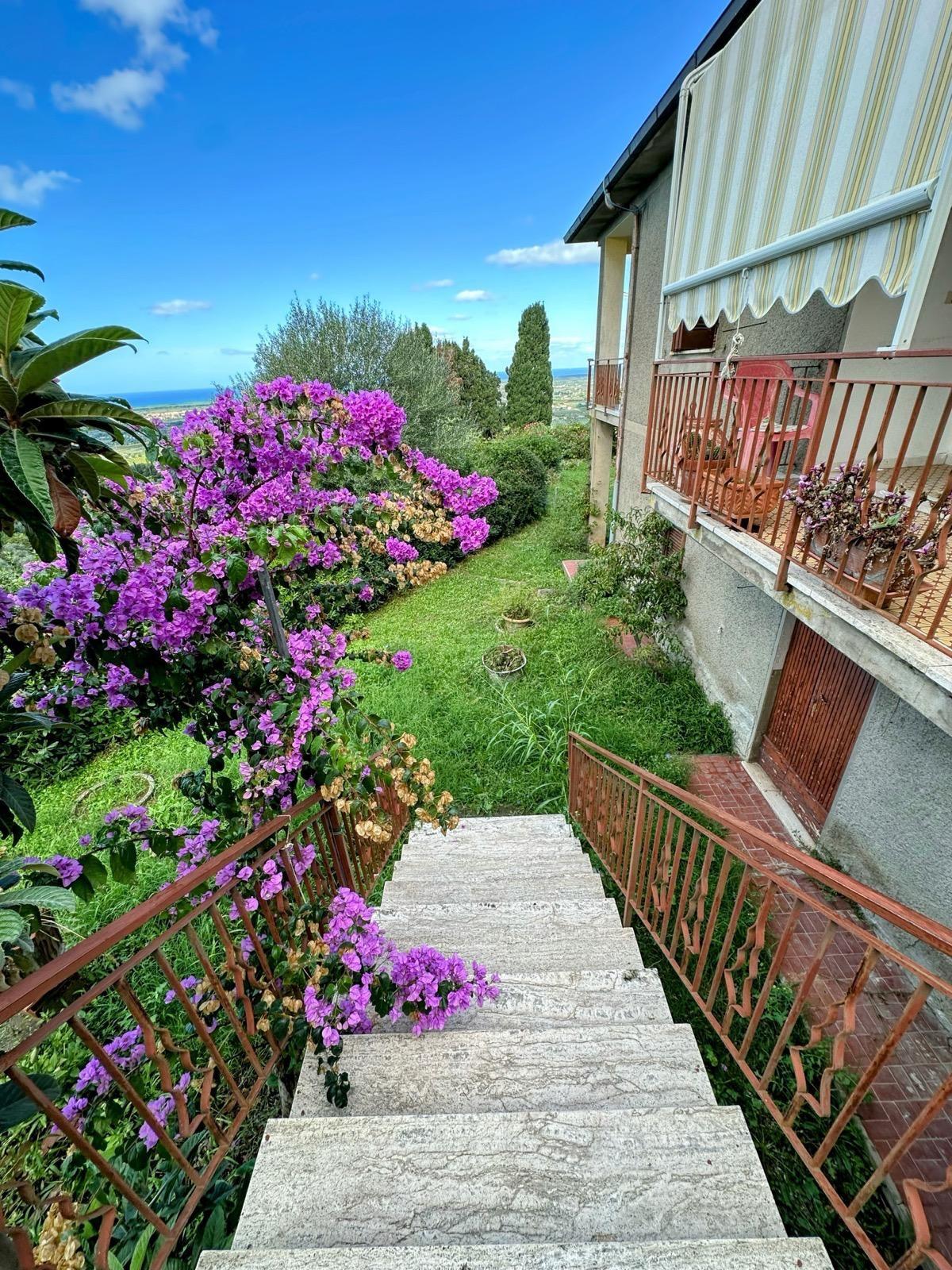 Villa con giardino a Castagneto Carducci