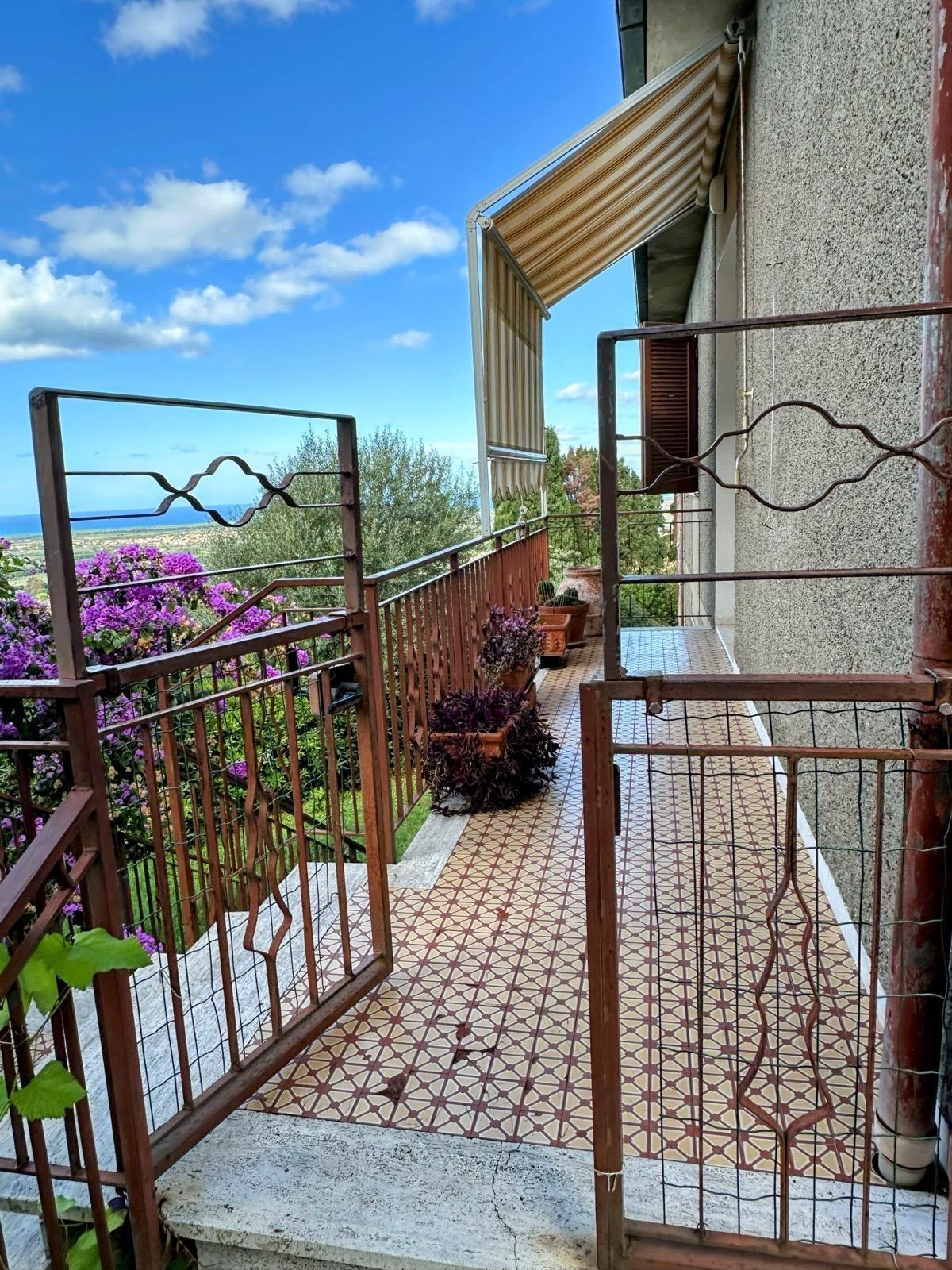 Villa con giardino a Castagneto Carducci