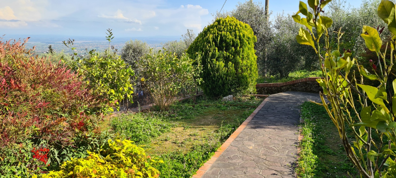 Rustico con giardino a Pescia