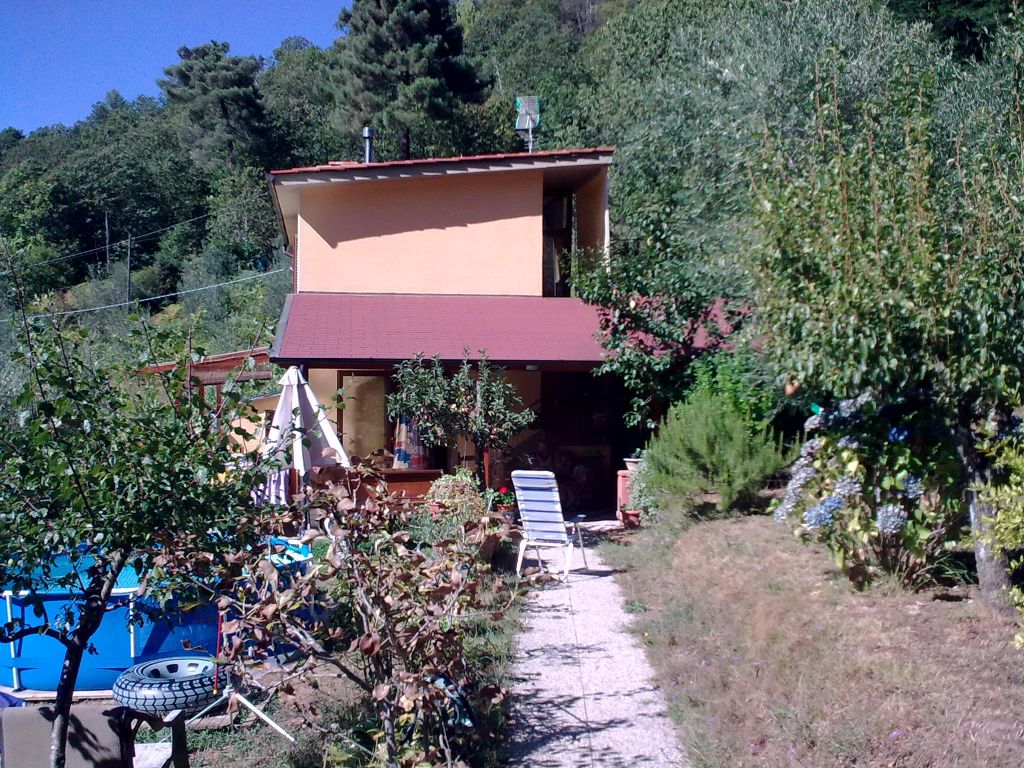Casa indipendente in vendita con giardino a Pescia - 01