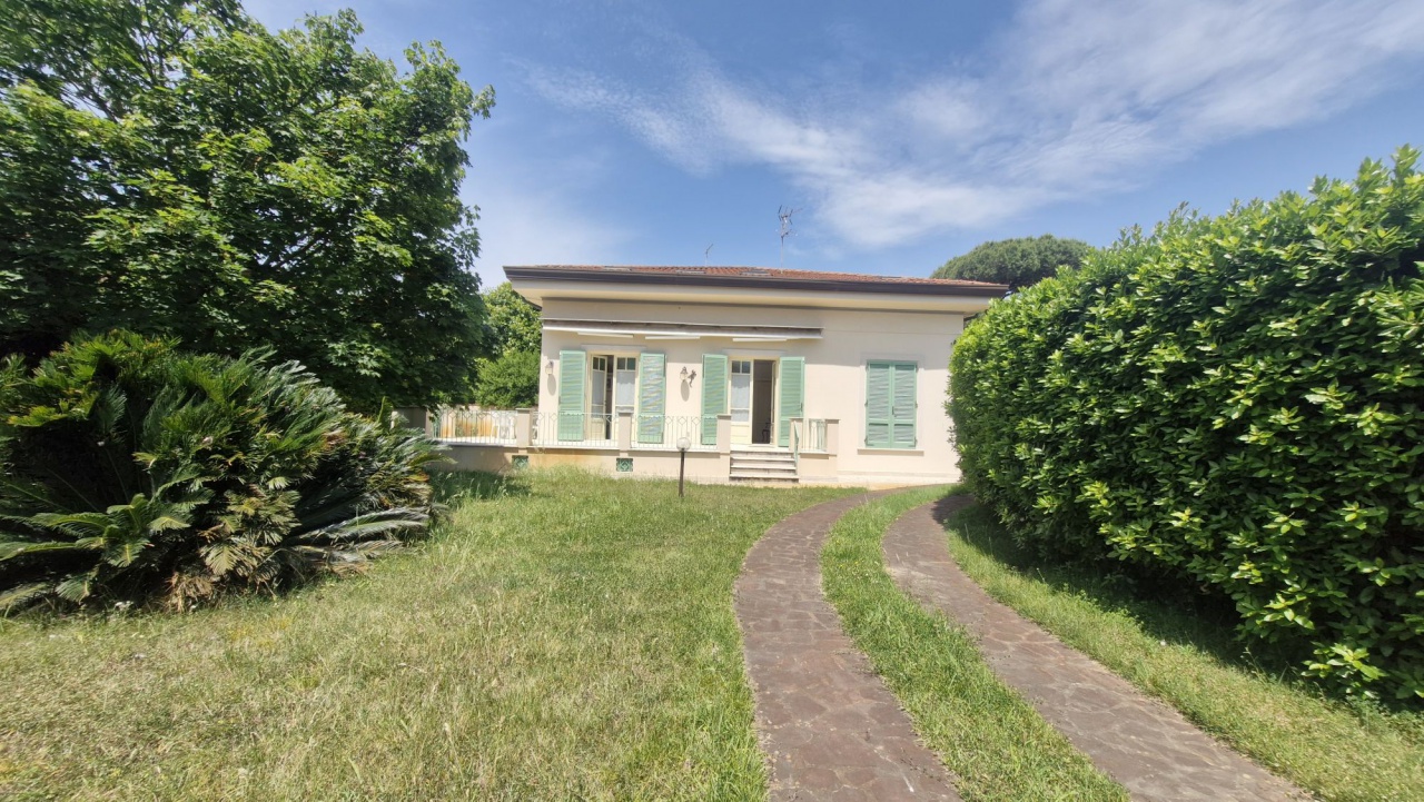 Villa con giardino a Pietrasanta