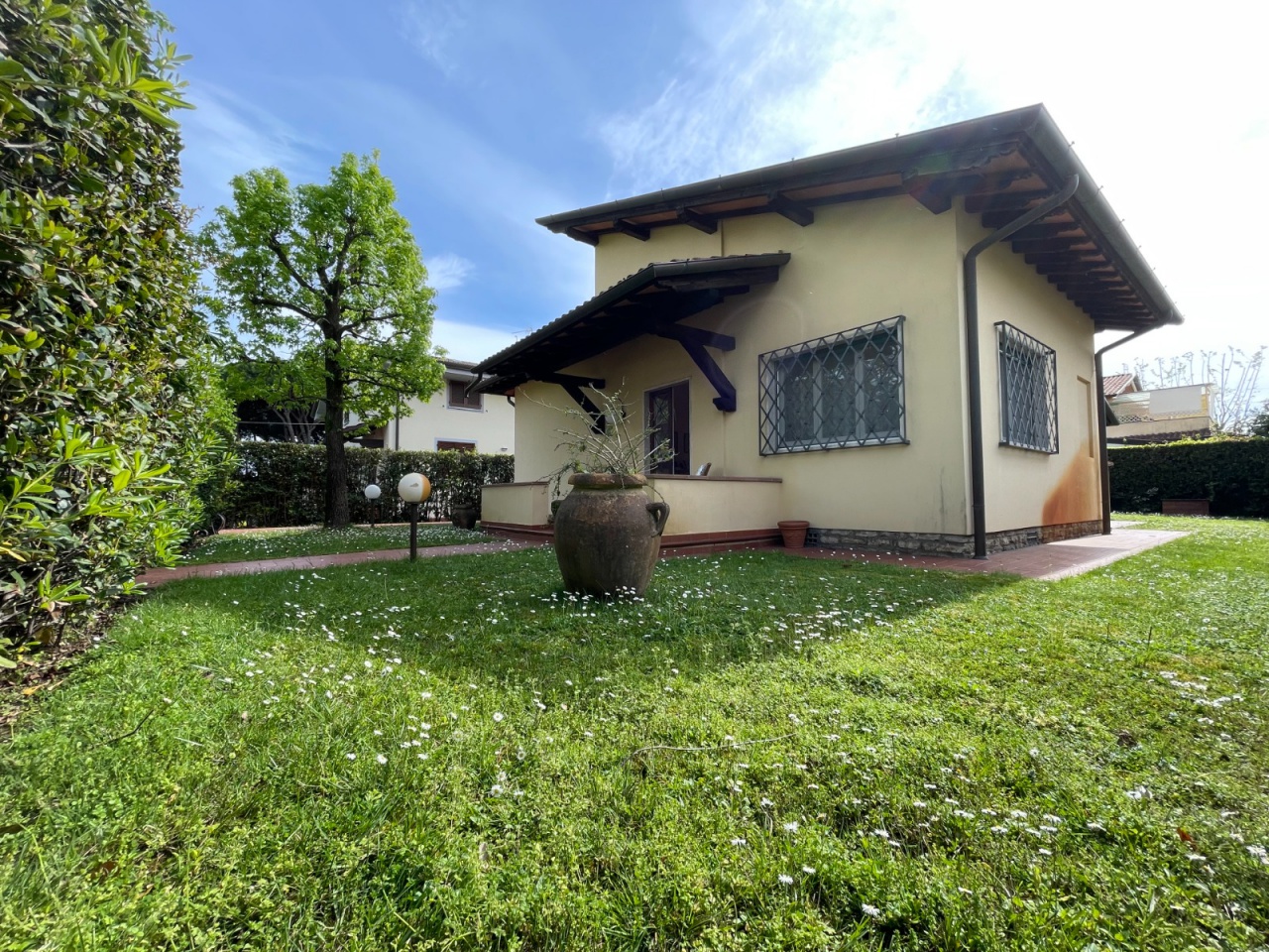 Villa con giardino a Pietrasanta