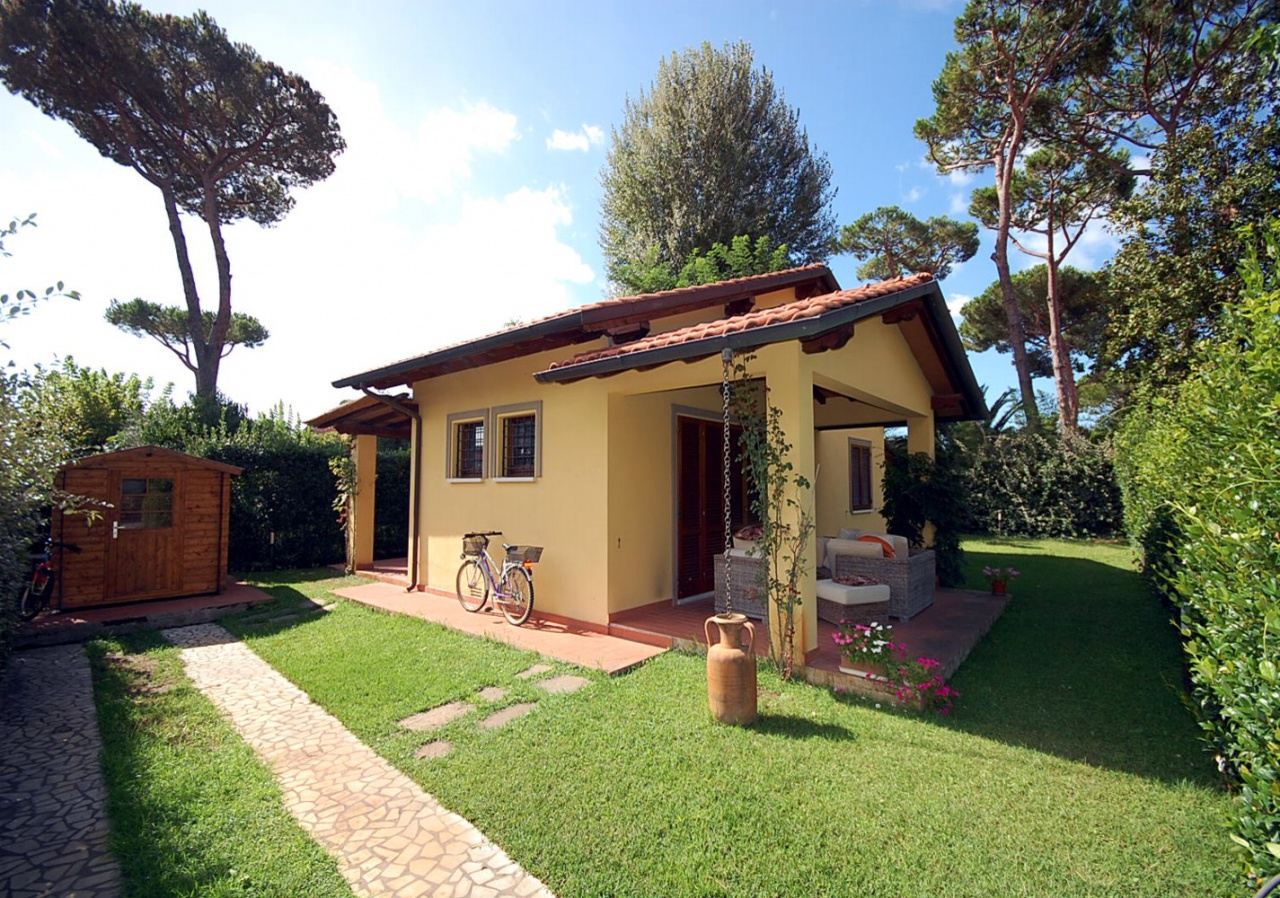 Villa con giardino a Pietrasanta