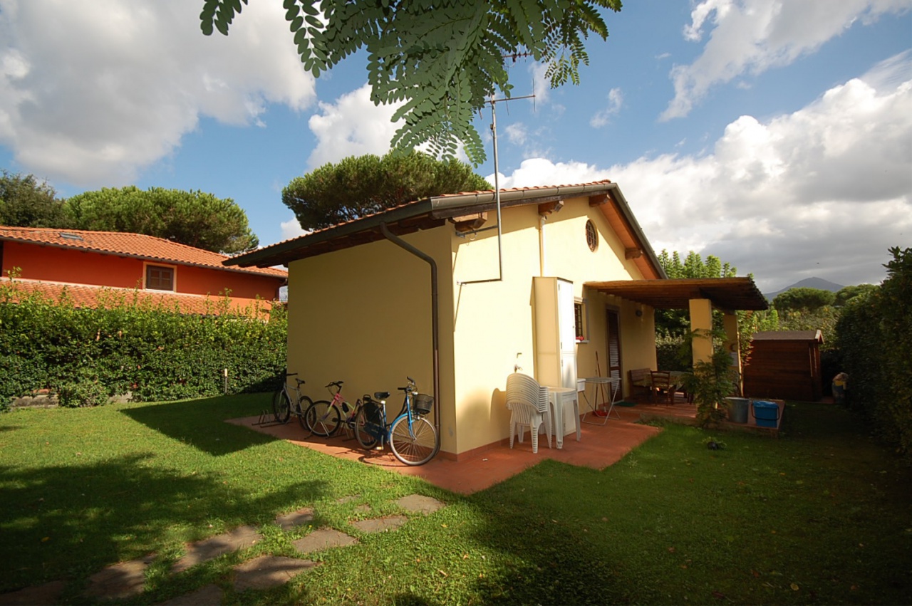 Villa con giardino a Pietrasanta