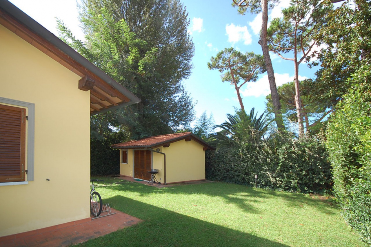 Villa con giardino a Pietrasanta