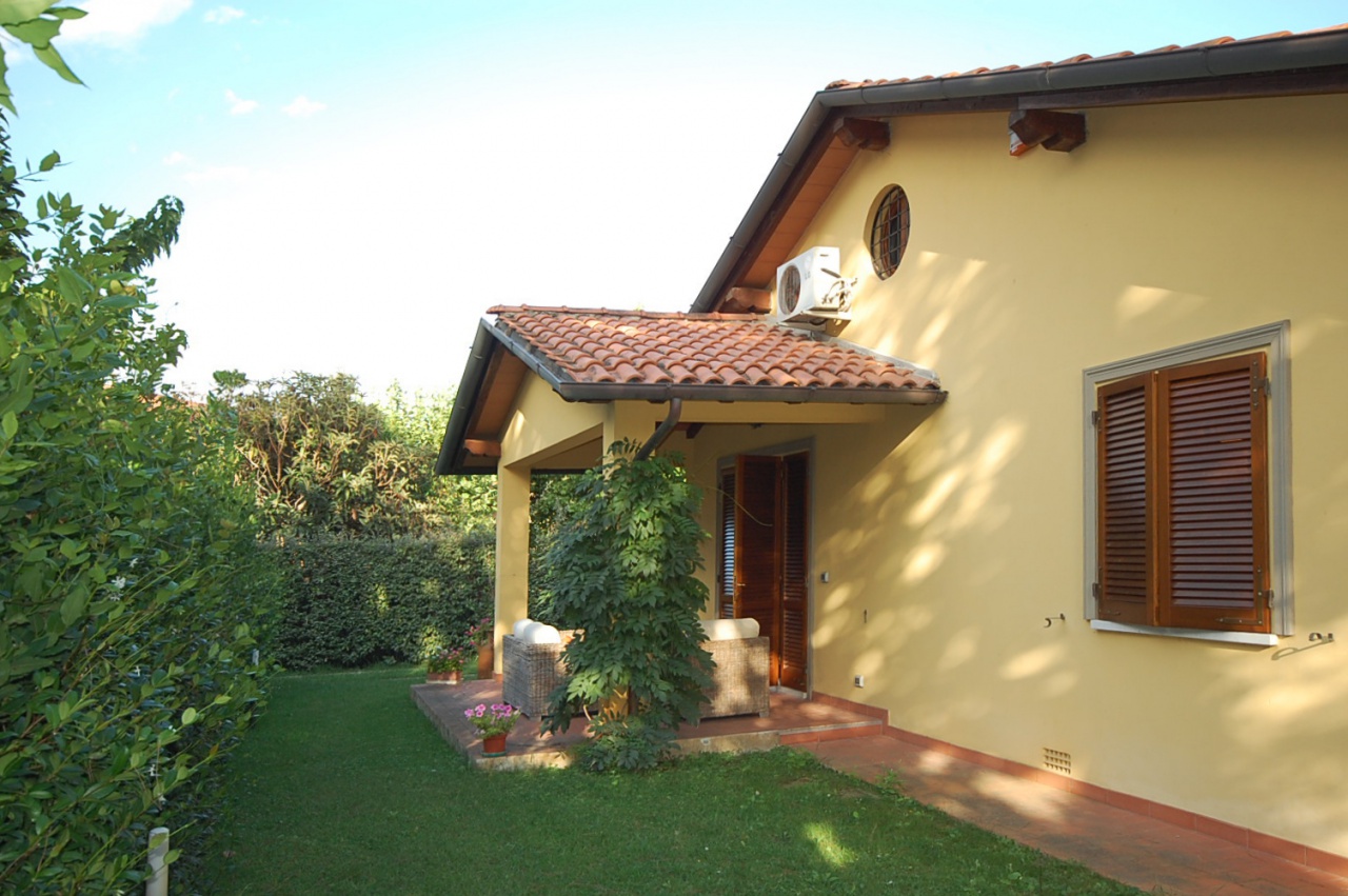 Villa con giardino a Pietrasanta