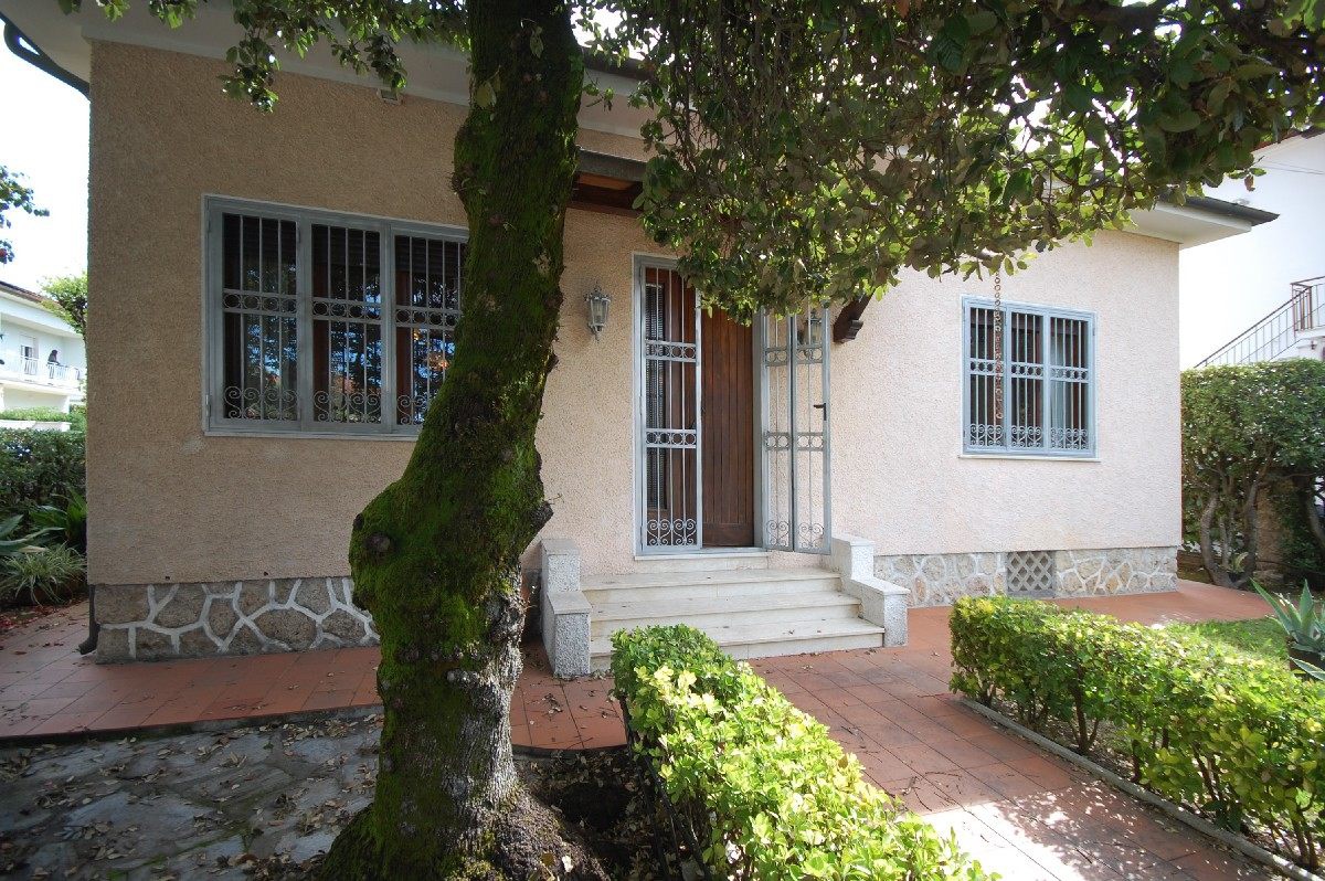 Villa con giardino a Pietrasanta