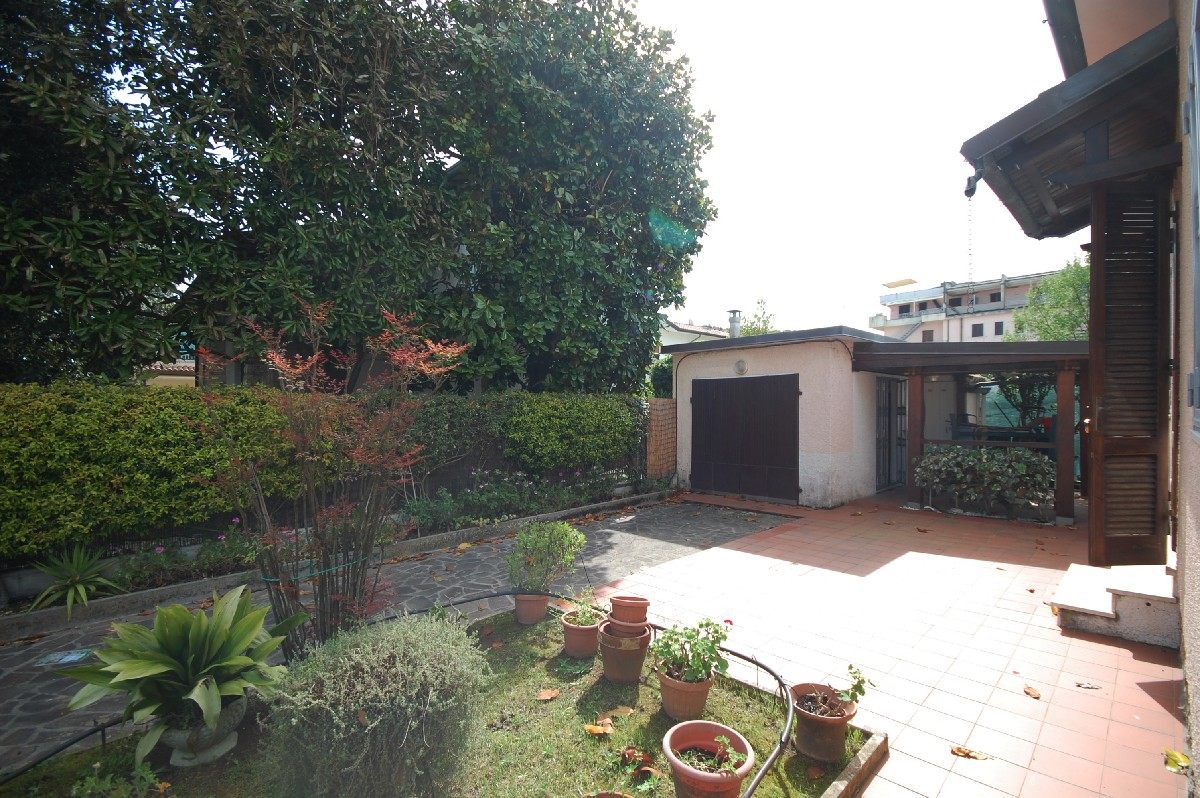 Villa con giardino a Pietrasanta