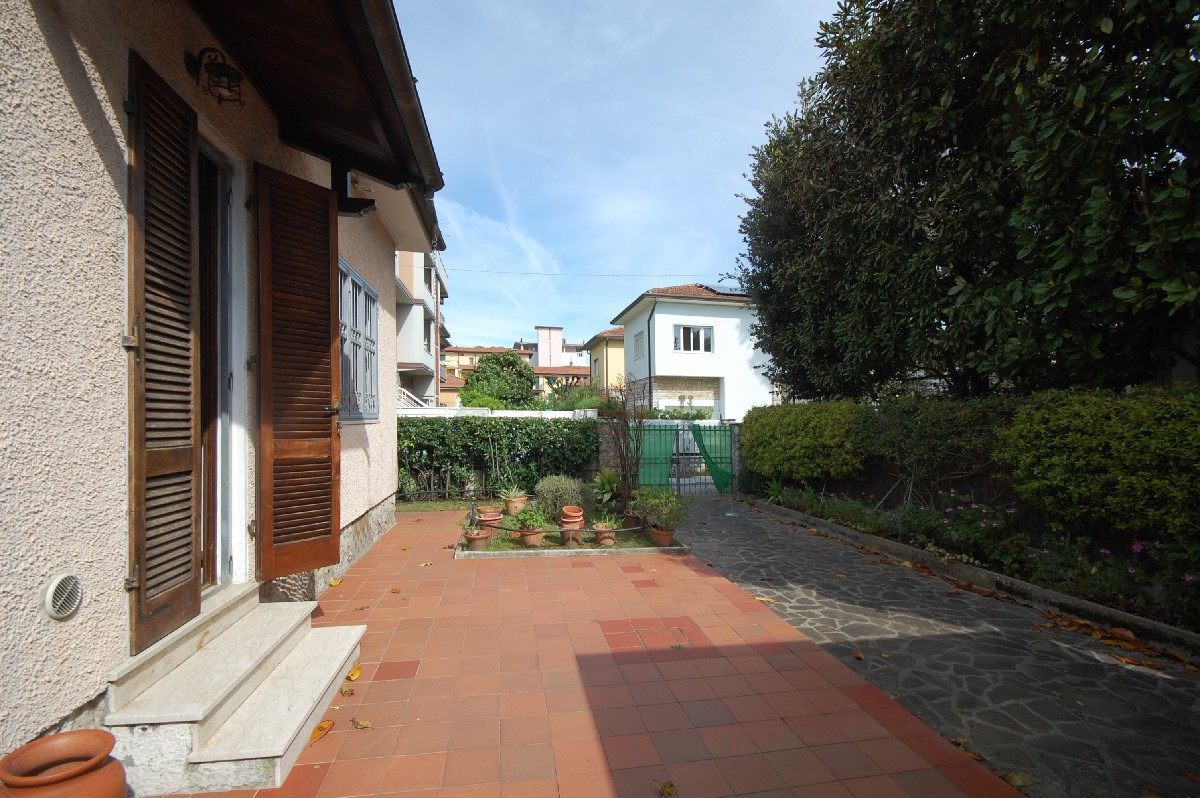 Villa con giardino a Pietrasanta