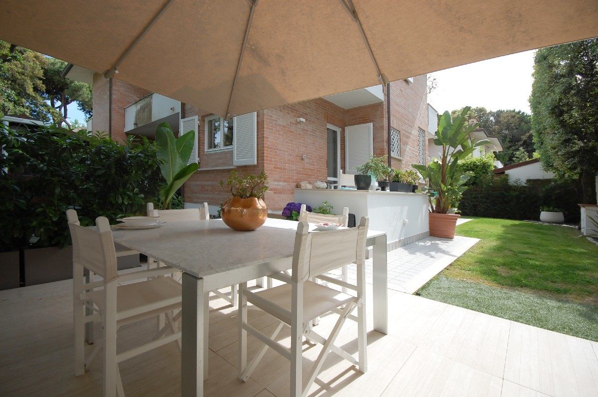 Villa con giardino a Pietrasanta