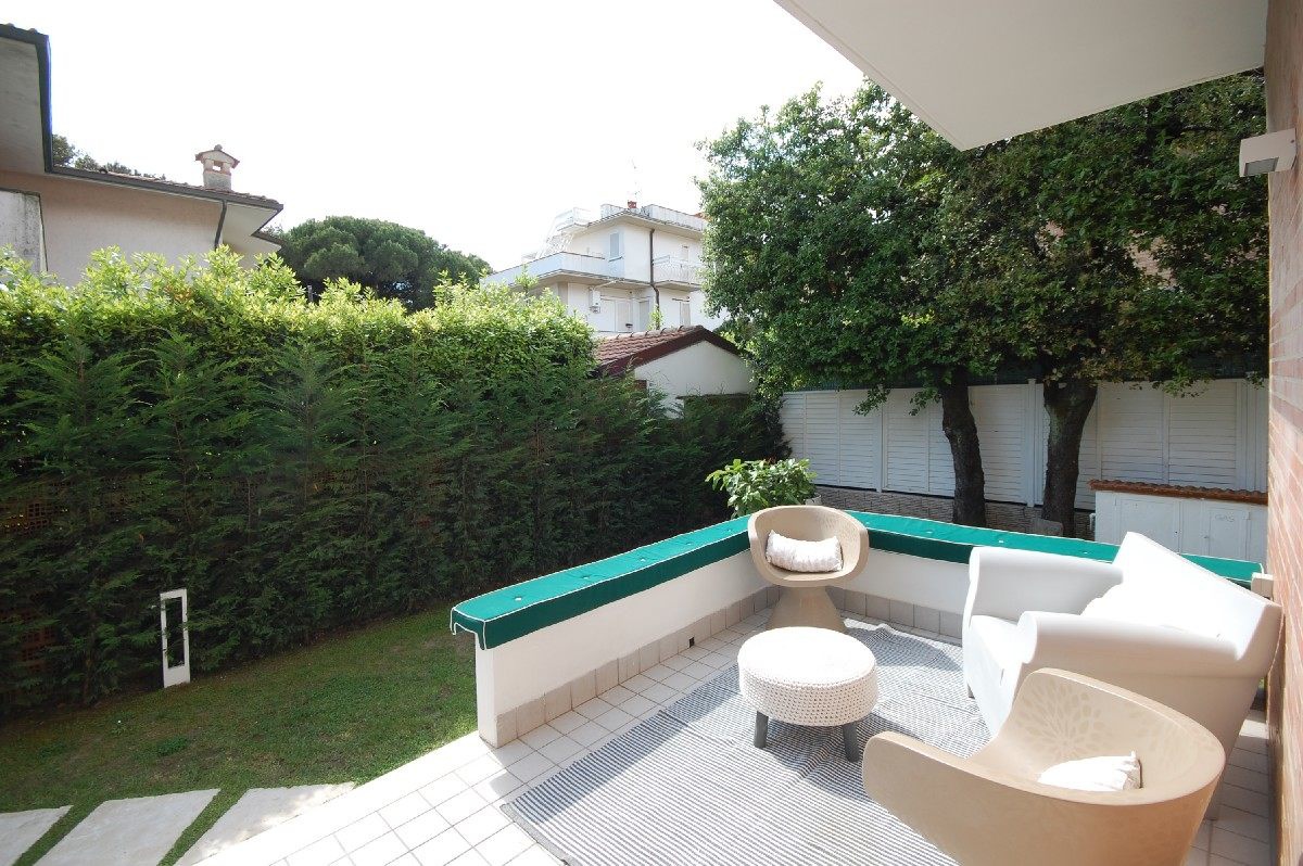 Villa con giardino a Pietrasanta