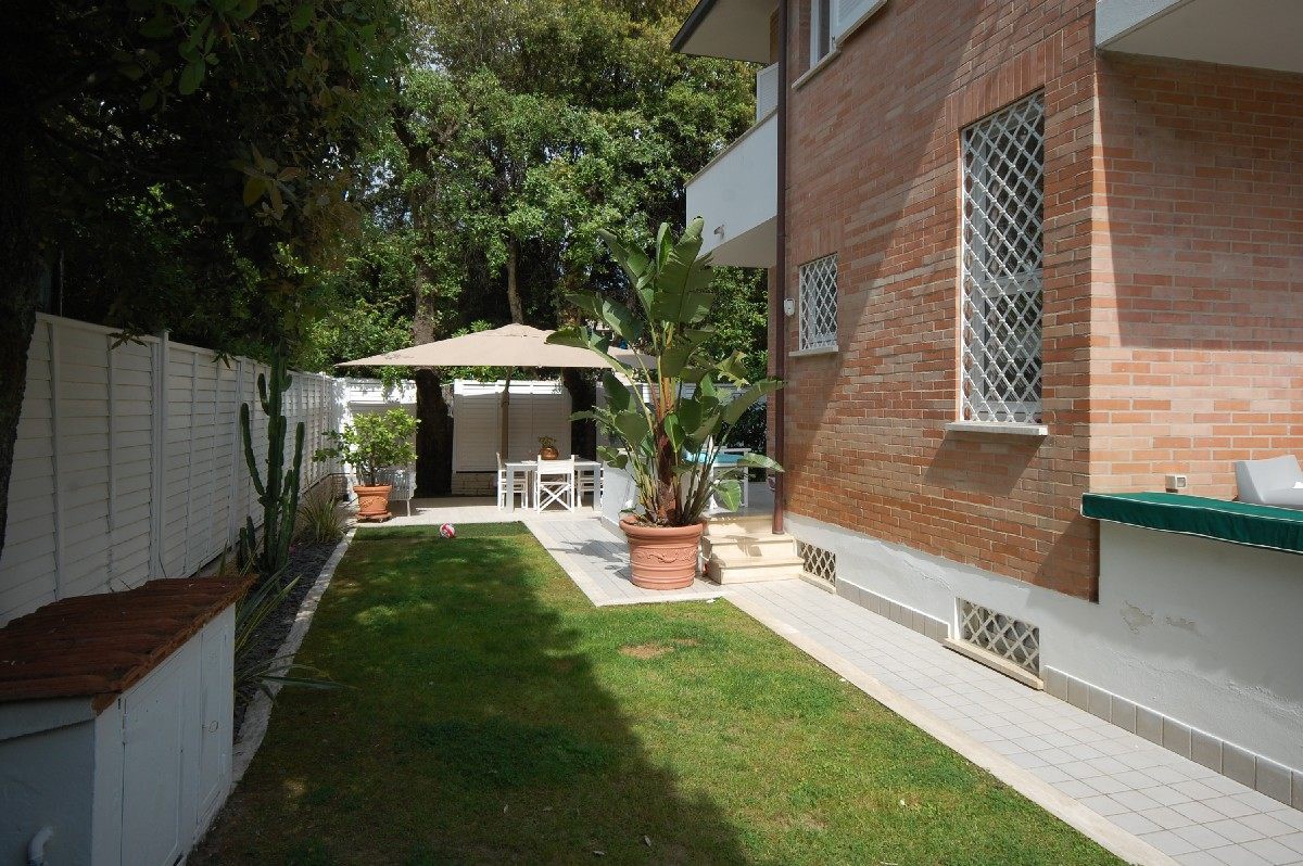 Villa con giardino a Pietrasanta