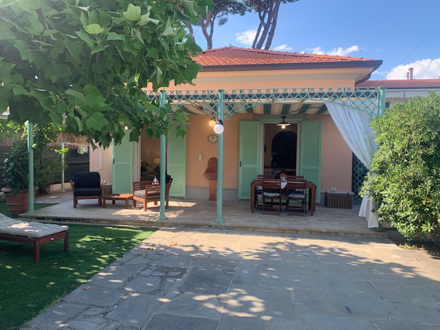 Casa indipendente con giardino a Pietrasanta