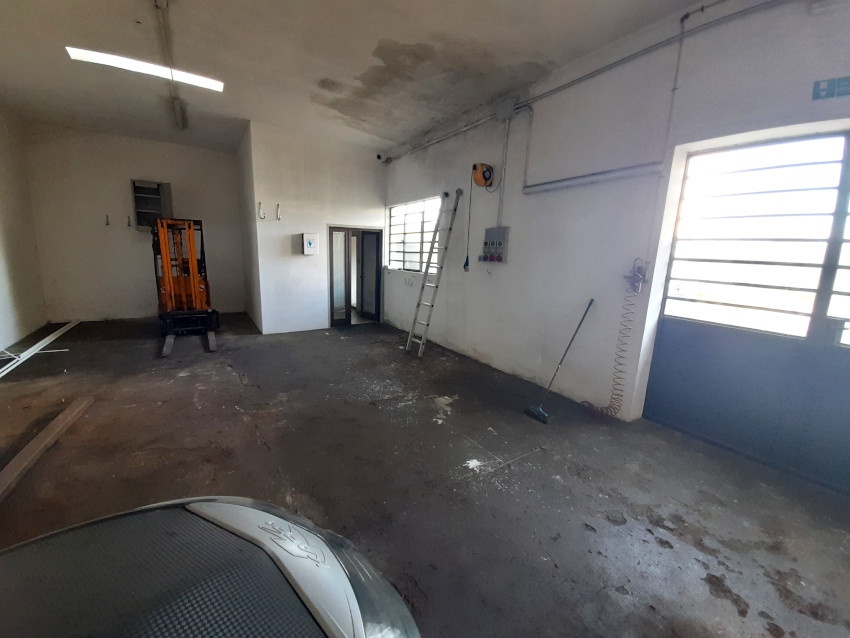 Laboratorio con giardino a Prato