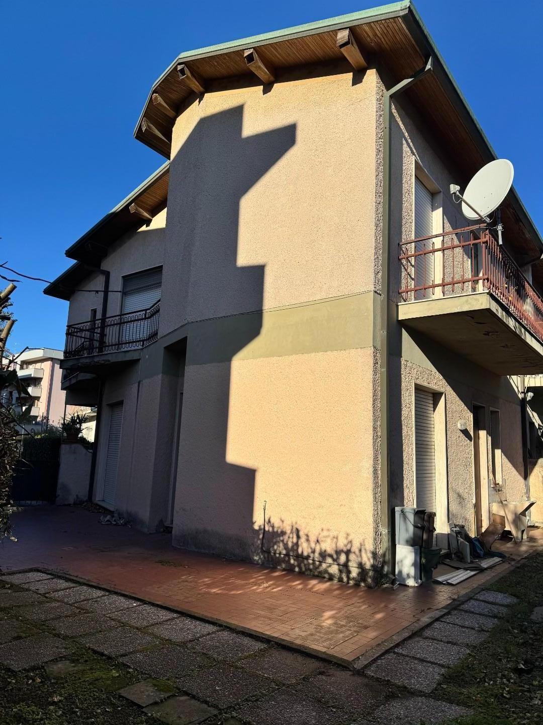 Villa Trifamiliari con giardino, Viareggio ex campo di aviazione