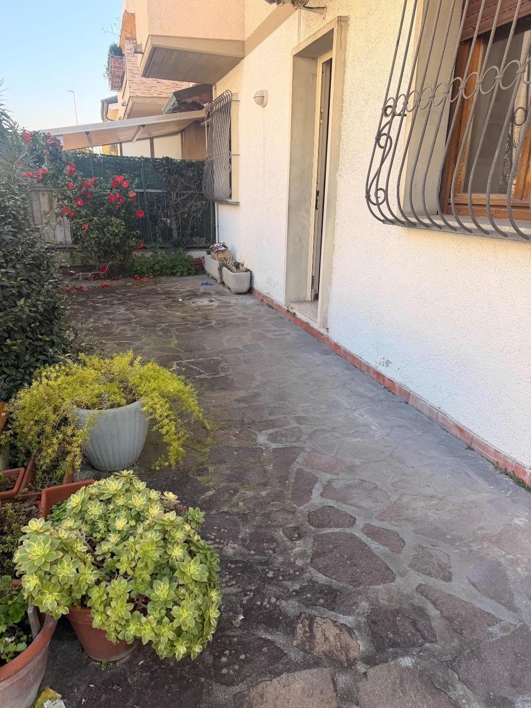 Villa Bifamiliare con giardino, Viareggio migliarina