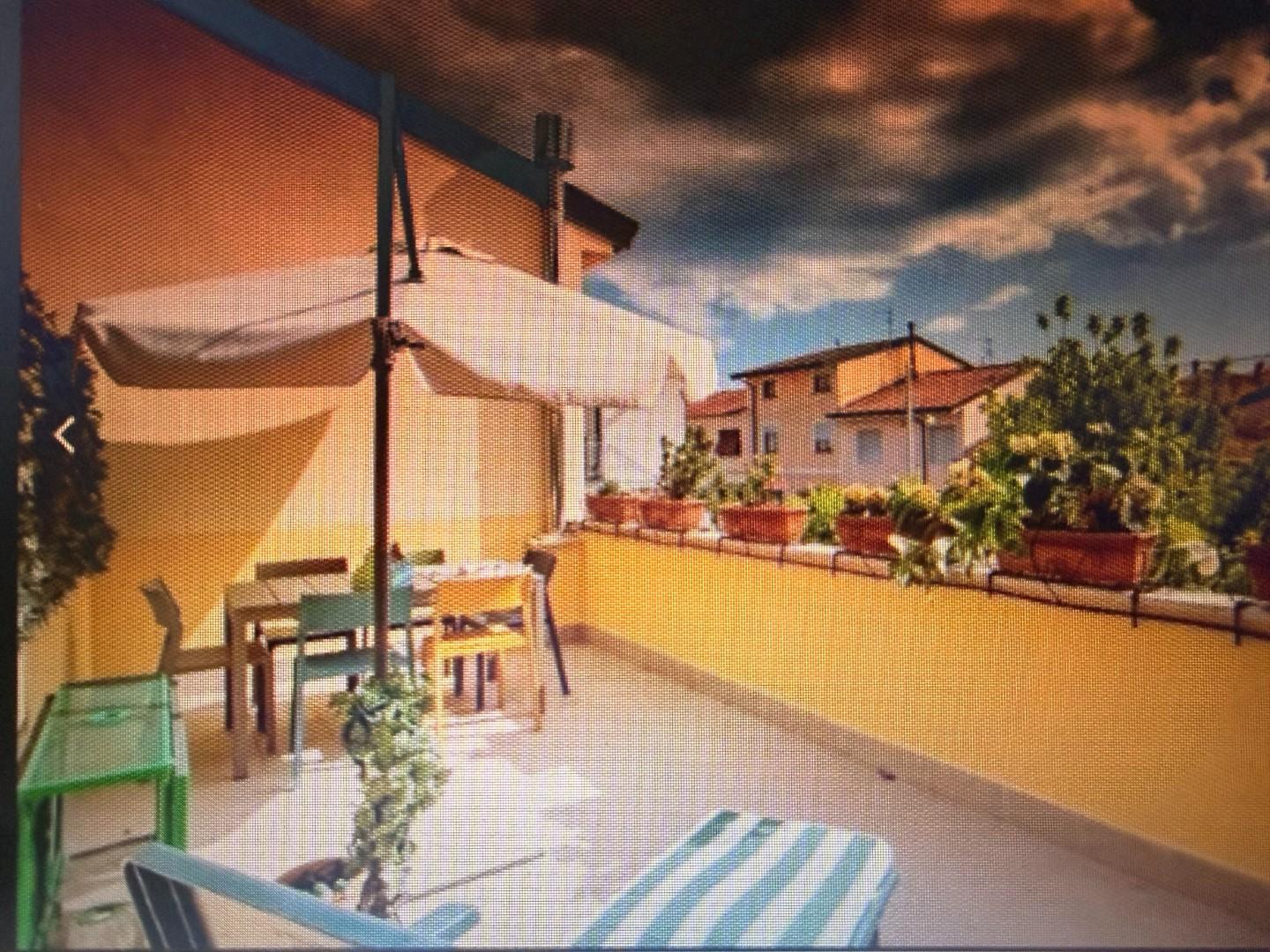 Attico con terrazzo, Viareggio centro pineta