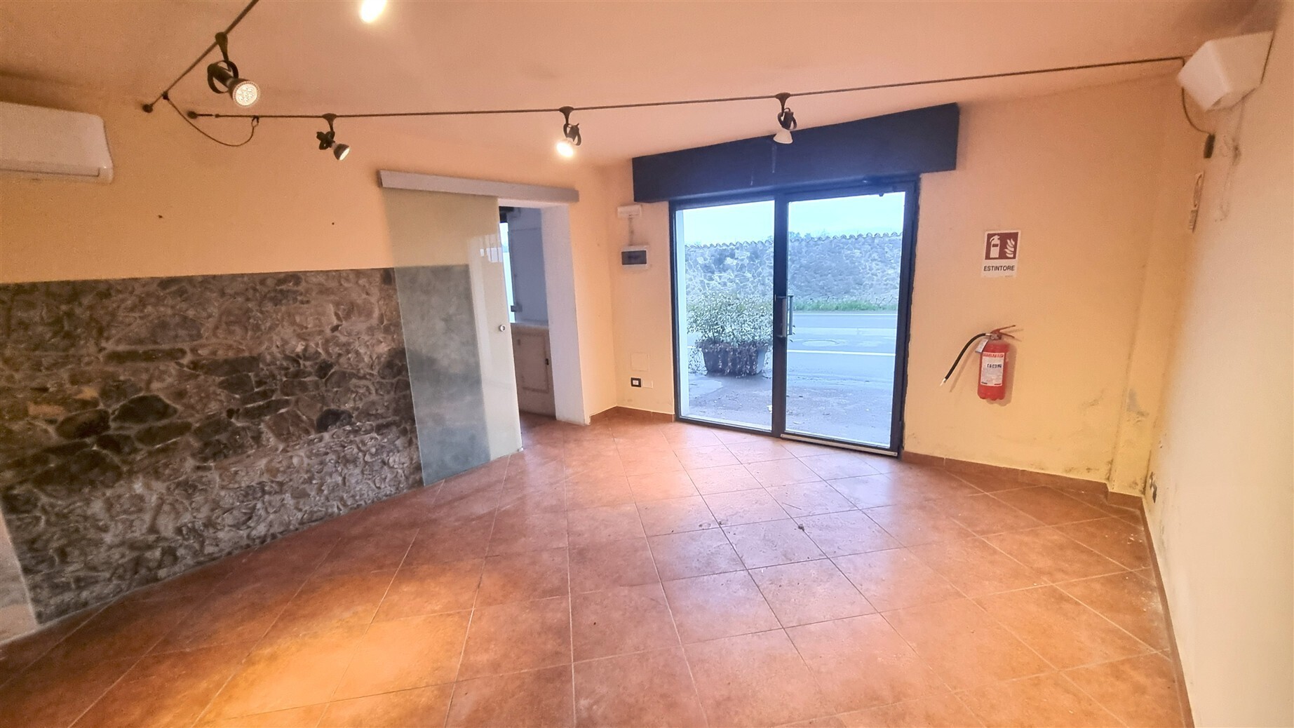 Locale commerciale ristrutturata in strada cava in vigatto 222, Parma