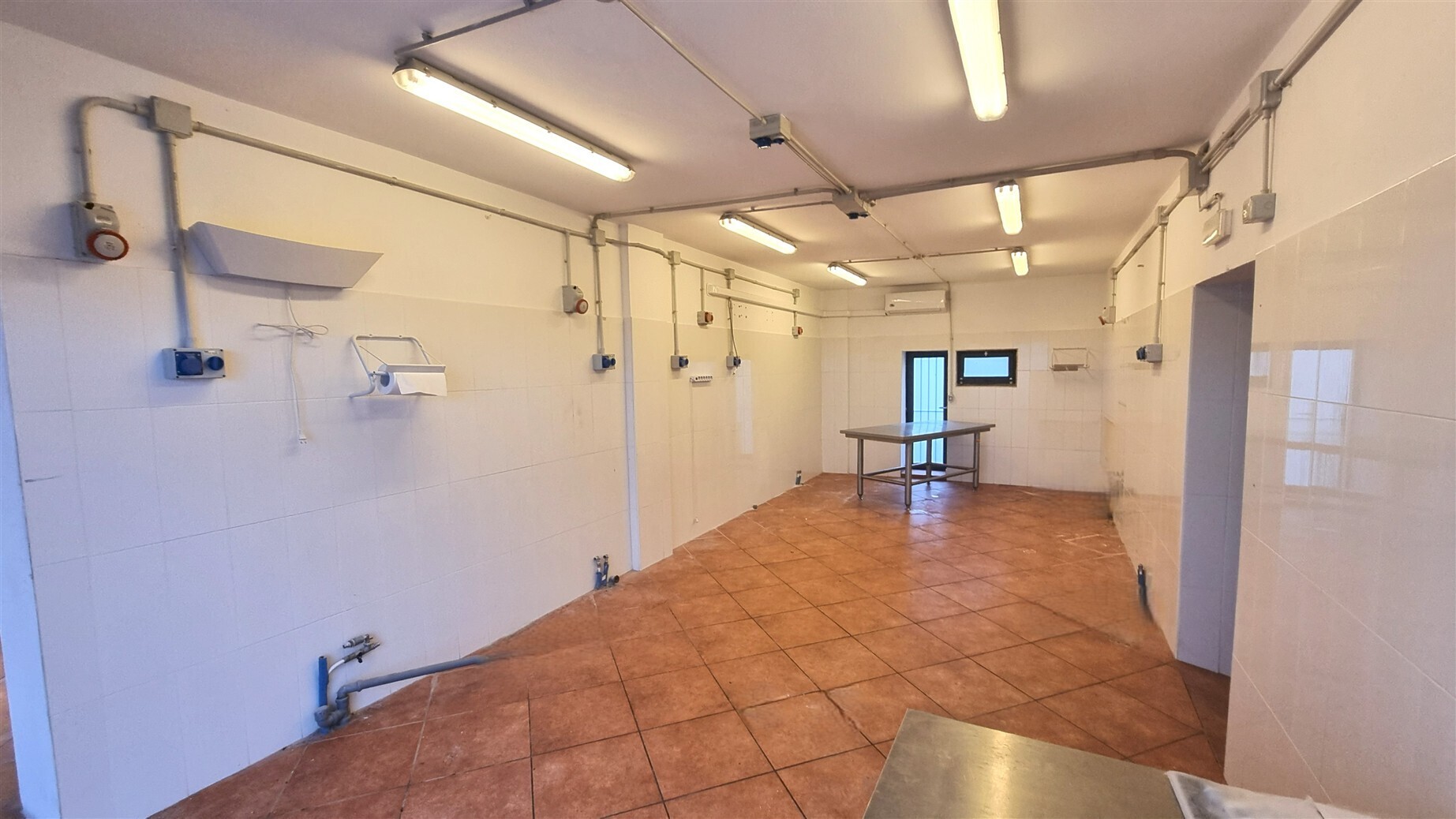 Locale commerciale ristrutturata in strada cava in vigatto 222, Parma