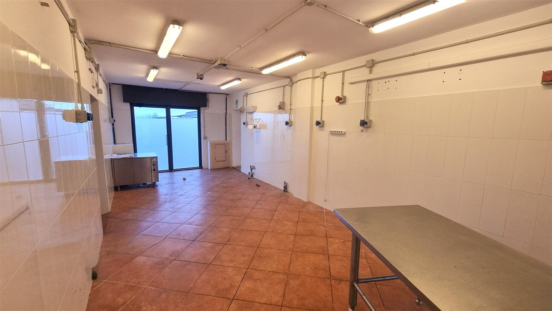 Locale commerciale ristrutturata in strada cava in vigatto 222, Parma