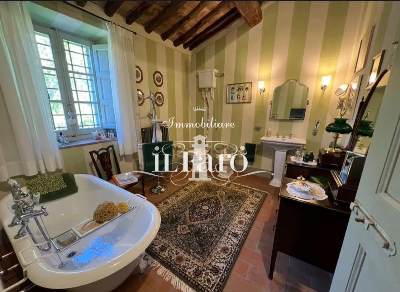 Villa con giardino, Massarosa stiava