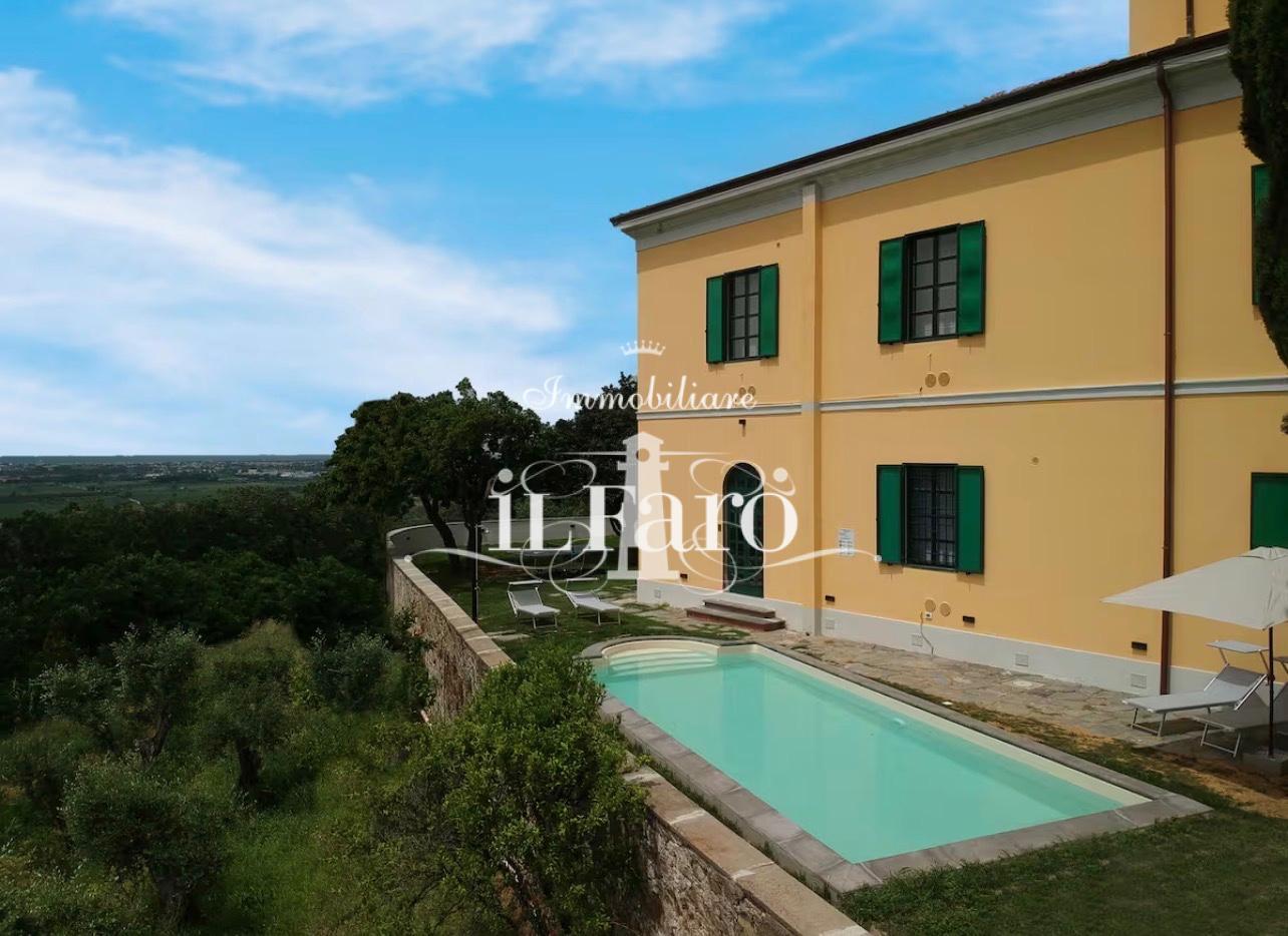 Villa con giardino a Massarosa
