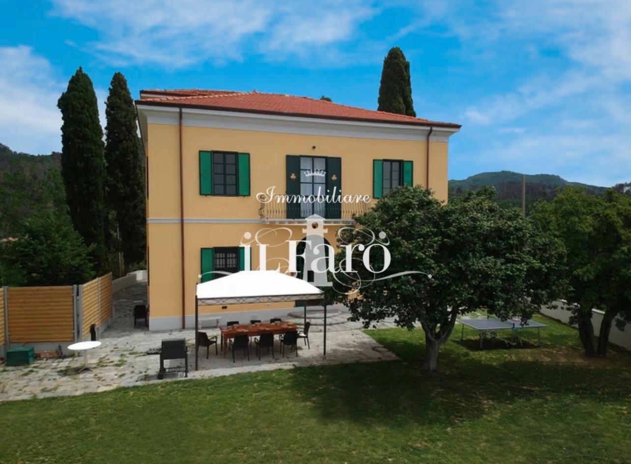 Villa con giardino a Massarosa