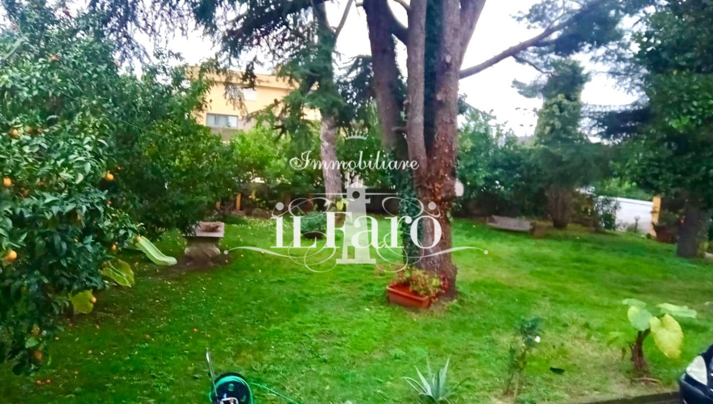 Casa vacanza 5 Locali o pi� in vendita a Massarosa