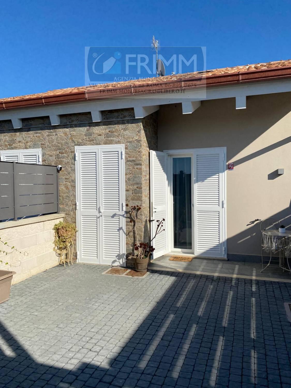 Villa Bifamiliare con giardino a Roma