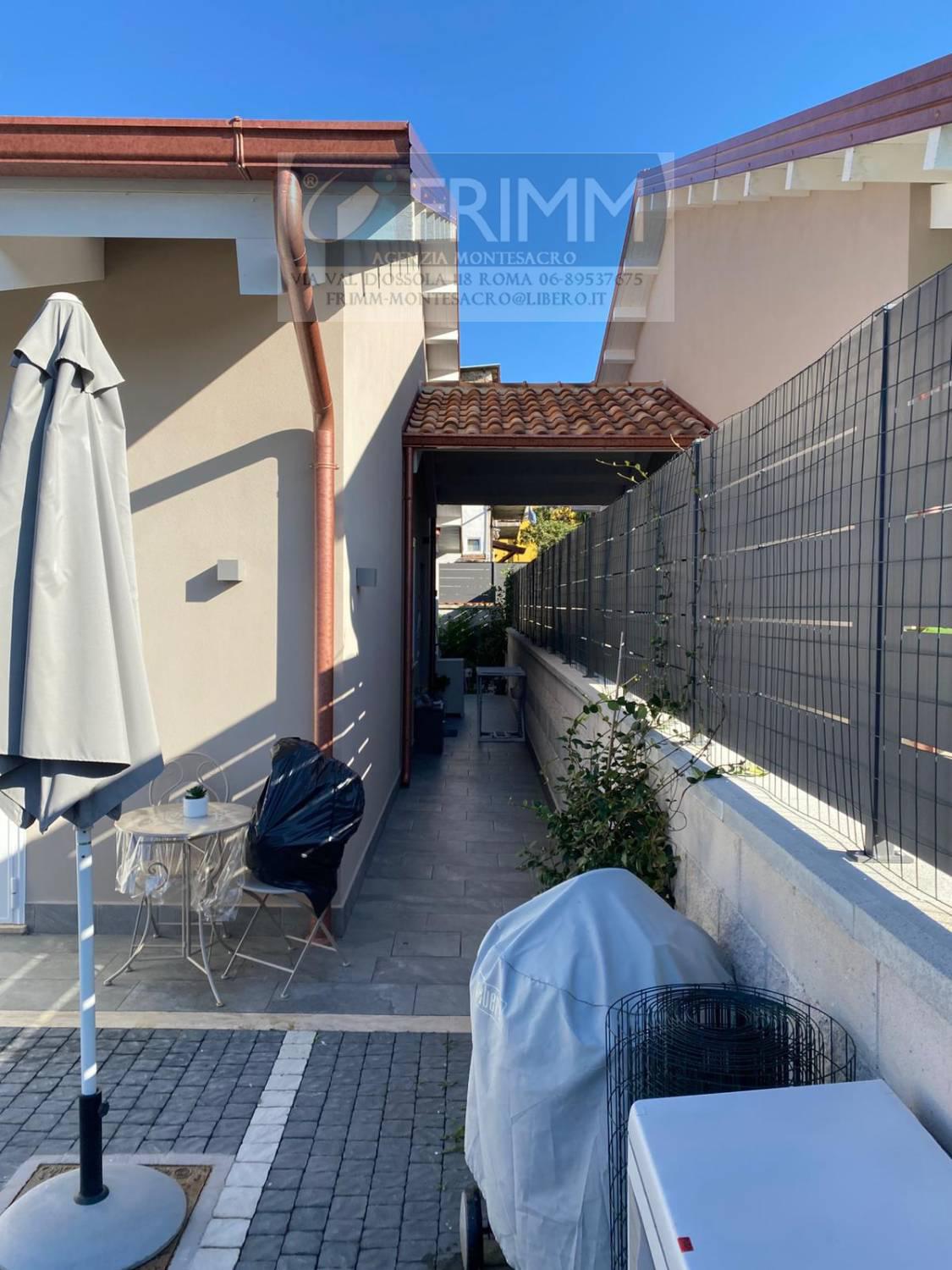 Villa Bifamiliare con giardino a Roma