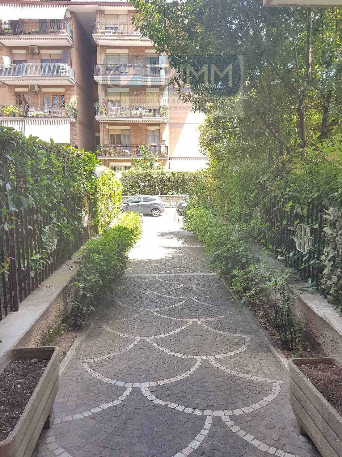 Trilocale con box a Roma