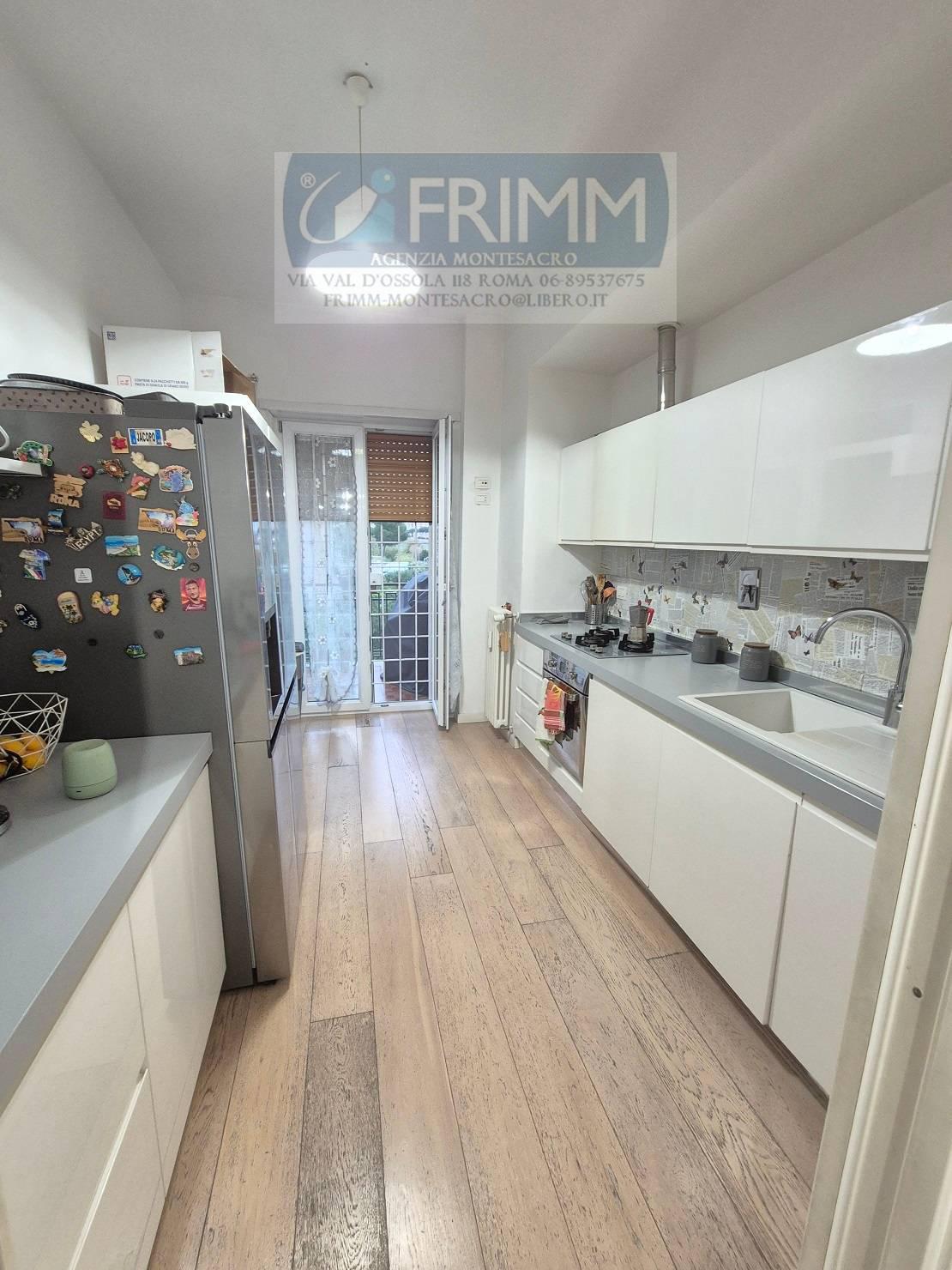 Trilocale con box a Roma