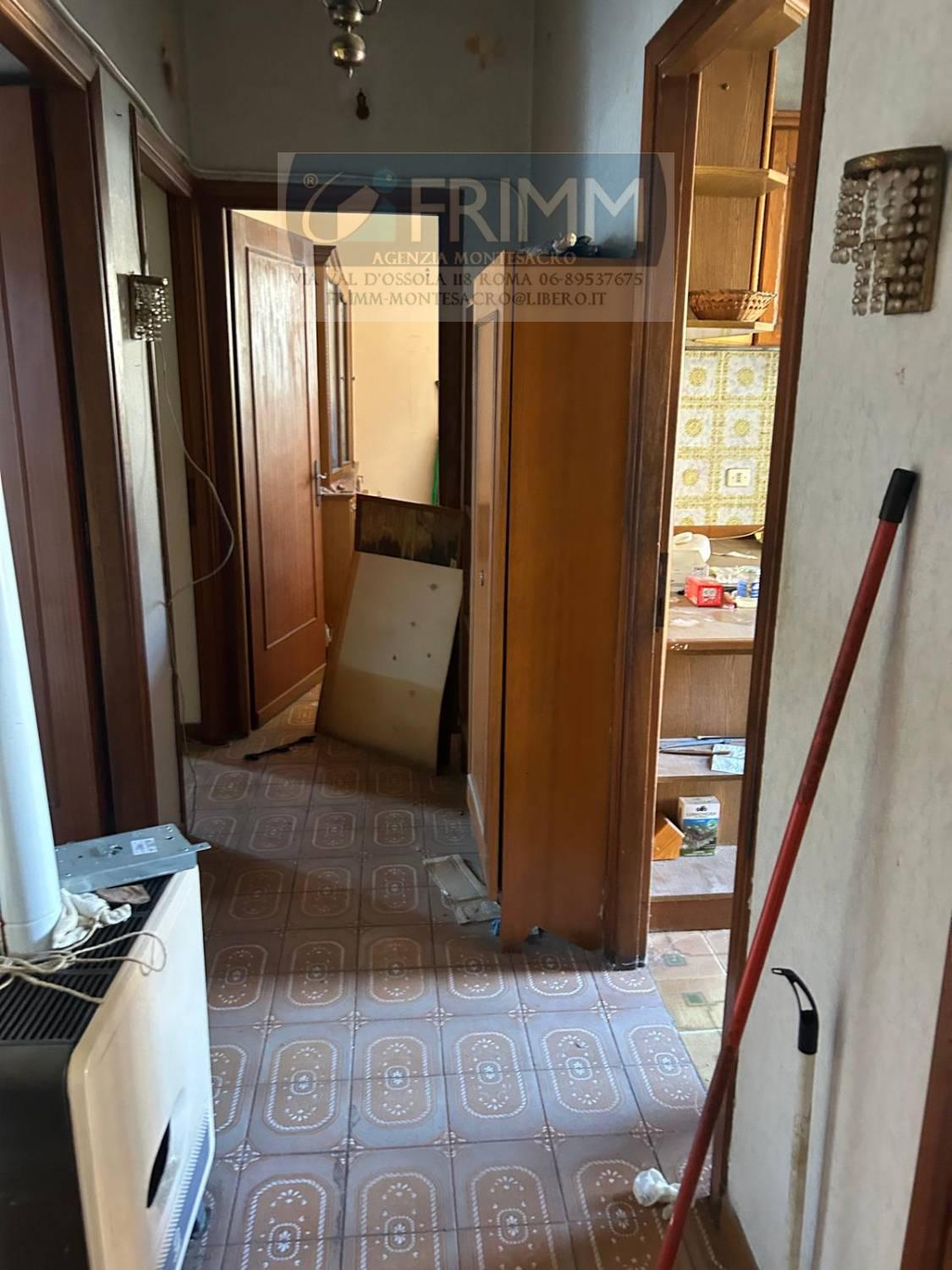 Trilocale da ristrutturare a Roma