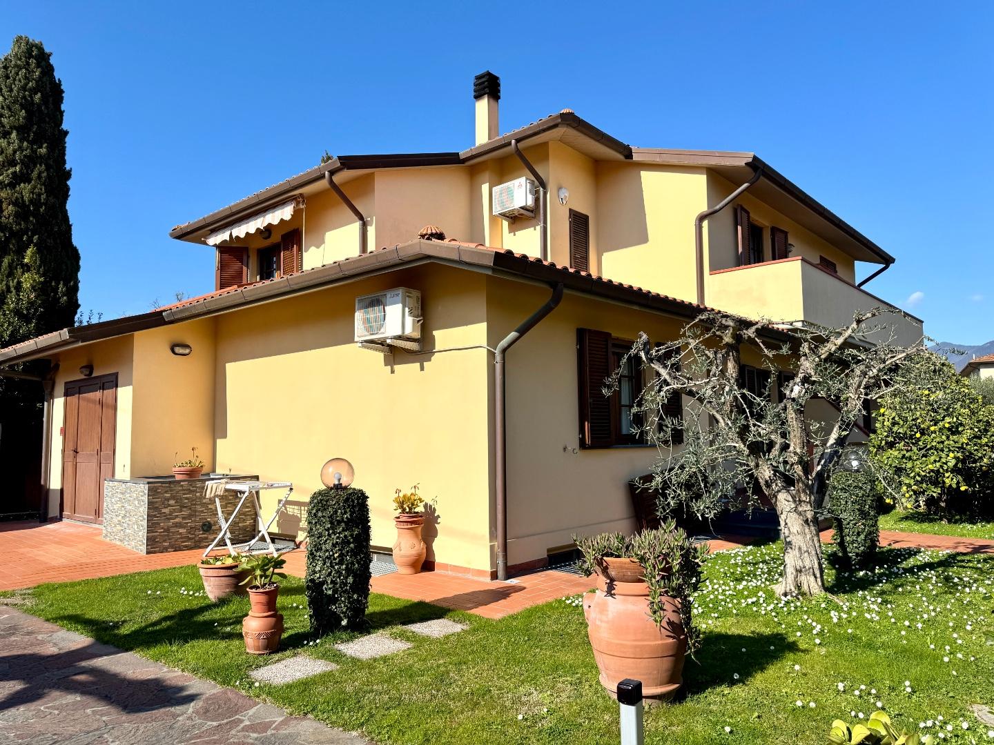 Villa Bifamiliare con giardino, Cascina san lorenzo alle corti