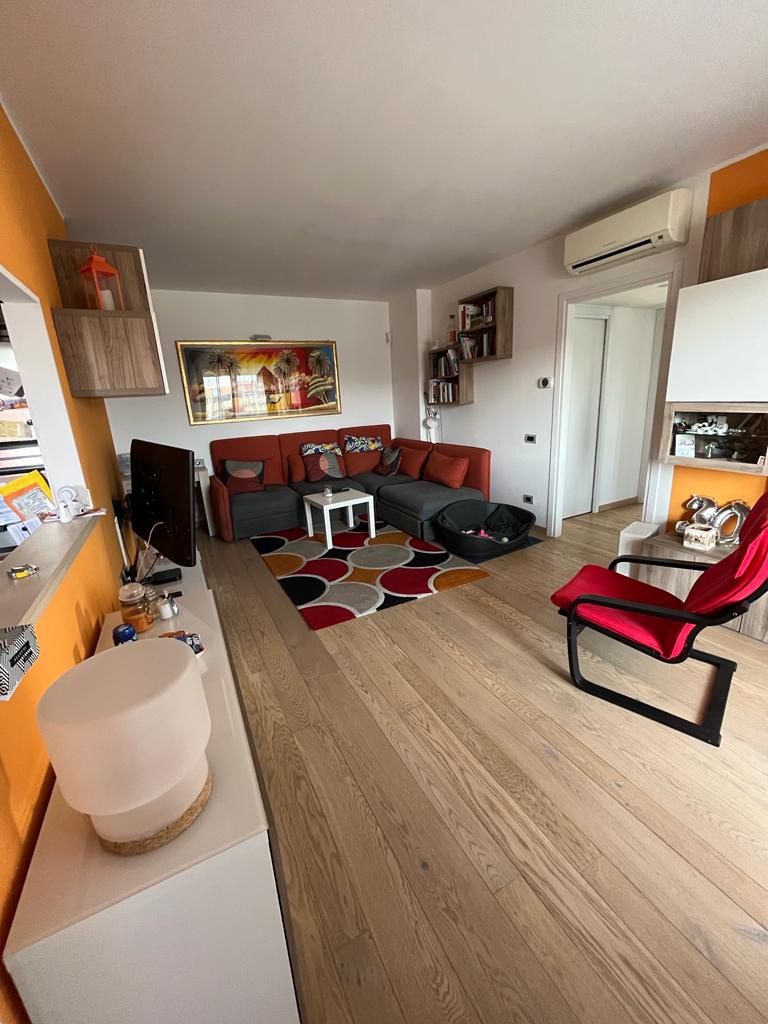 Trilocale arredato in affitto a Monza