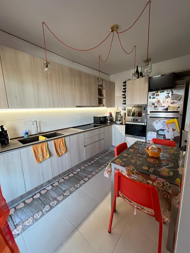 Trilocale arredato in affitto a Monza