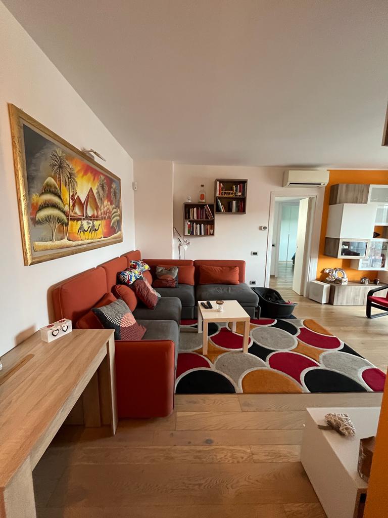 Trilocale arredato in affitto a Monza