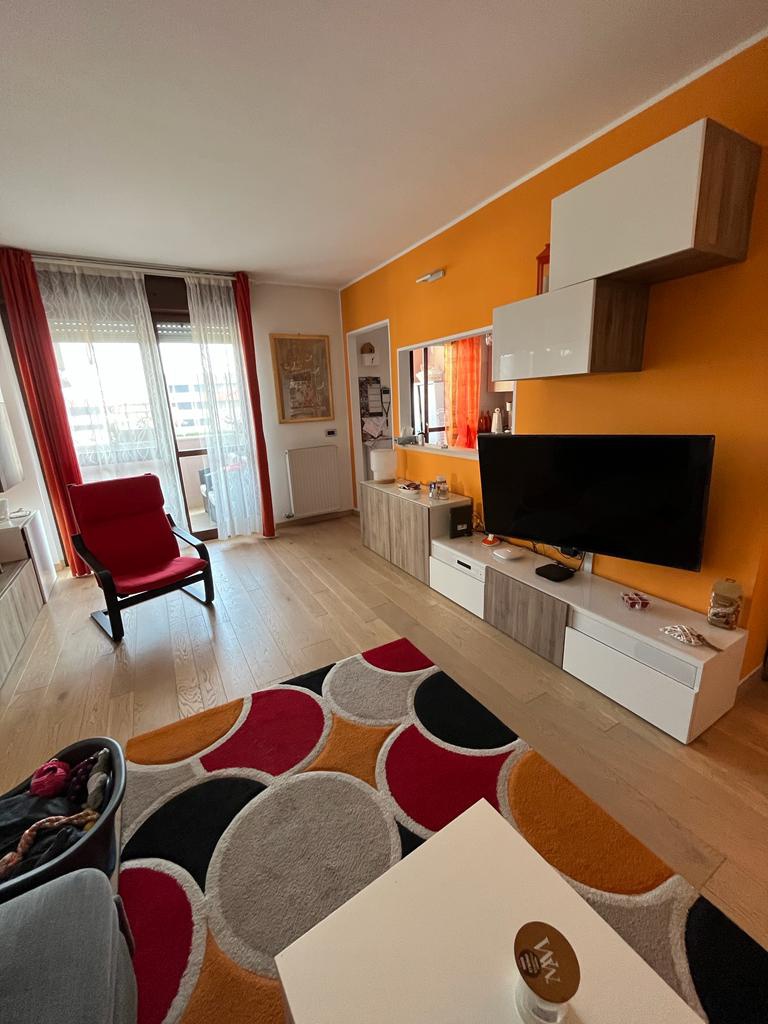 Trilocale arredato in affitto a Monza