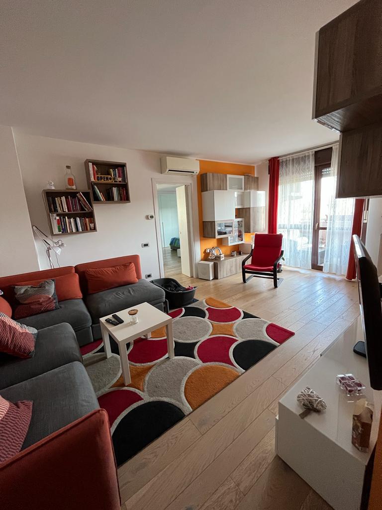 Trilocale arredato in affitto a Monza