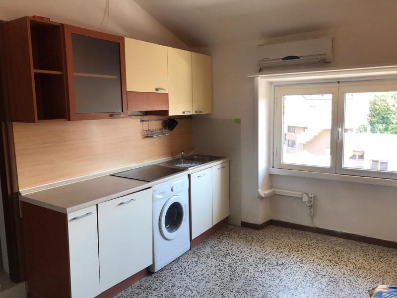 Monolocale arredato in affitto a Monza