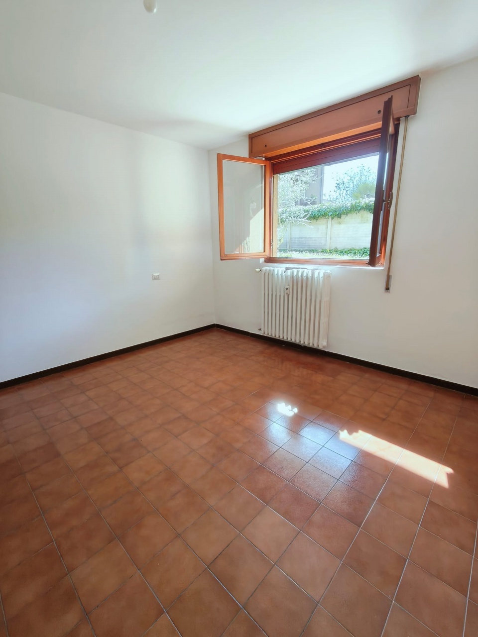 Trilocale con box a Monza