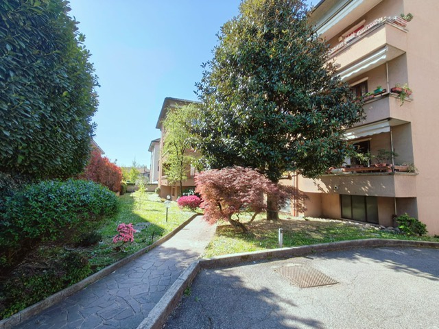 Trilocale con box a Monza