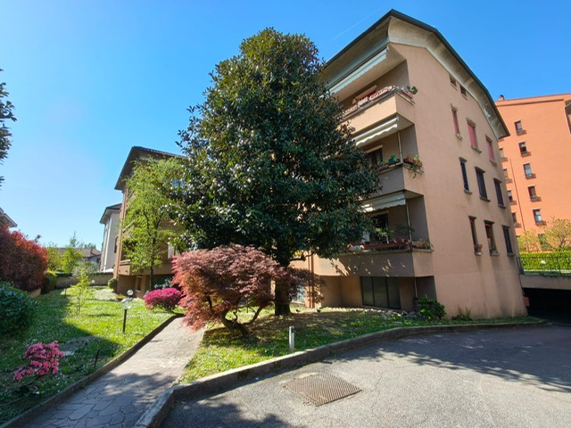 Trilocale con box a Monza