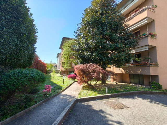 Trilocale con box a Monza