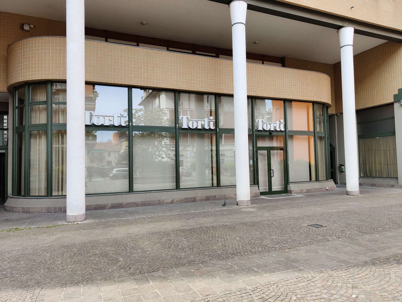 Attivit� commerciale con box a Sesto San Giovanni