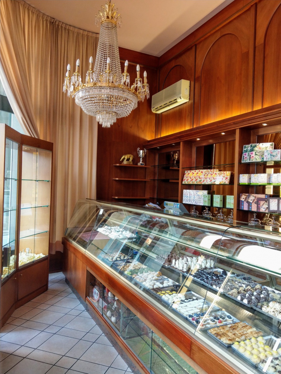 Attivit� commerciale con box a Sesto San Giovanni