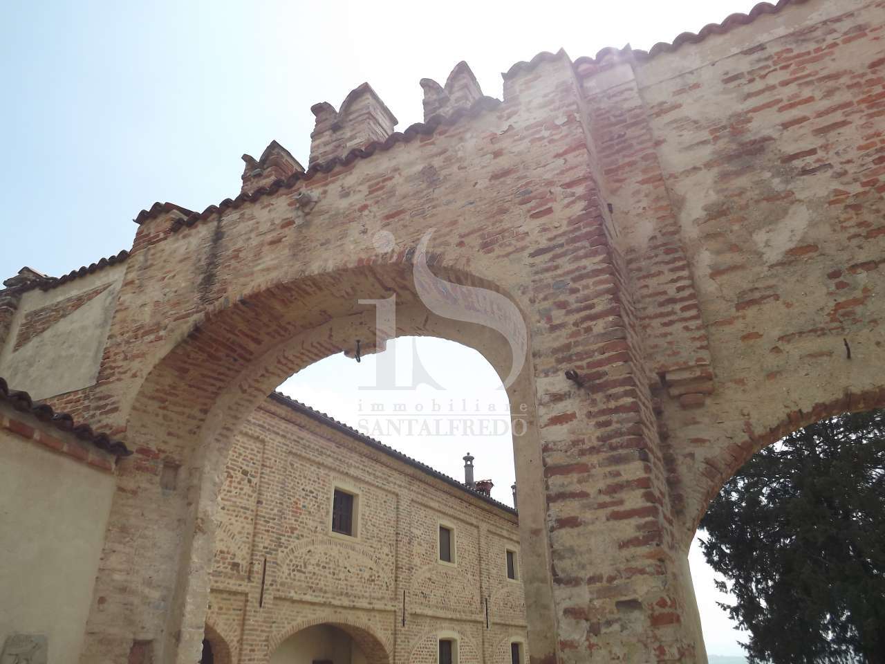 Castello con giardino a Alba