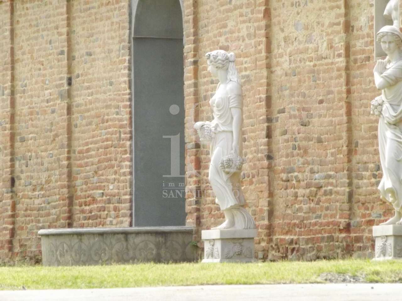 Castello con giardino a Alba